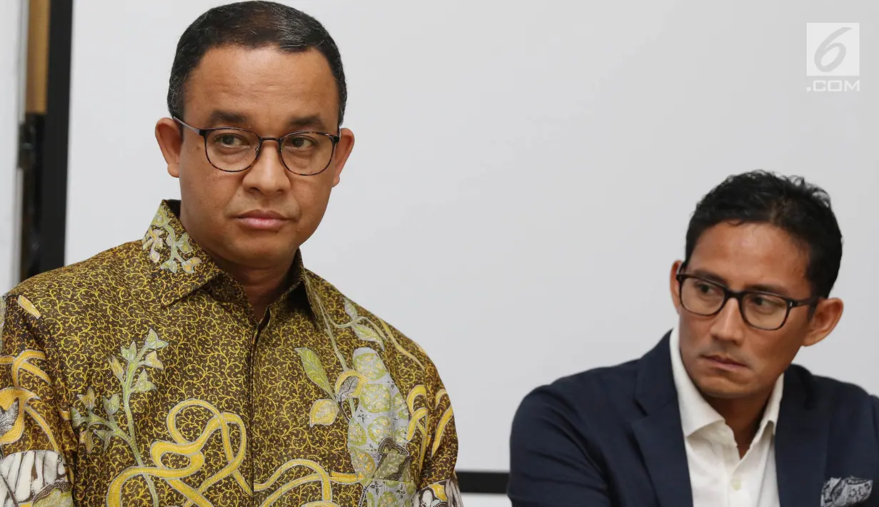 Gubernur dan Wakil Gubernur terpilih DKI Jakarta, Anies Baswedan dan Sandiaga Uno menghadiri penyerahan laporan hasil kerja tim sinkronisasi di Jakarta, Jumat (13/10). (Liputan6.com/Immanuel Antonius)