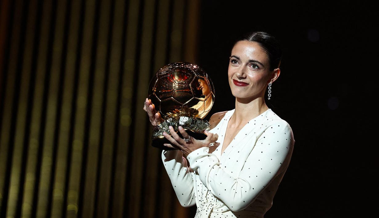 Pemain Barcelona, Aitana Bonmati mendapatkan penghargaan Ballon d'Or pada acara yang berlangsung di Theatre du Chatelet, Paris, Selasa (29/10/2024) dini hari WIB. (AFP/Franck Fife)