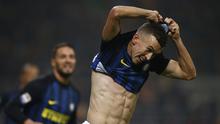 Ekspresi pemain Inter Milan, Ivan Perisic, setelah mencetak gol penyama kedudukan di menit ke-90 ke gawang AC Milan pada laga pekan ke-13 Serie A di Stadion San Siro, Minggu (20/19/2016). (AFP/Marco Bertorello)
