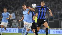 Gelandang Lazio, Sergej Milinkovic-Savic berebut bola dengan bek Inter Milan Stefan De Vrij pada pekan ketiga Serie A 2022/2023 di Stadio Olimpico, Roma, Sabtu (27/8/2022) dini hari WIB. Lazio mampu memberikan kekalahan perdana untuk Inter Milan usai menang 3-1. (Alfredo Falcone/LaPresse via AP)