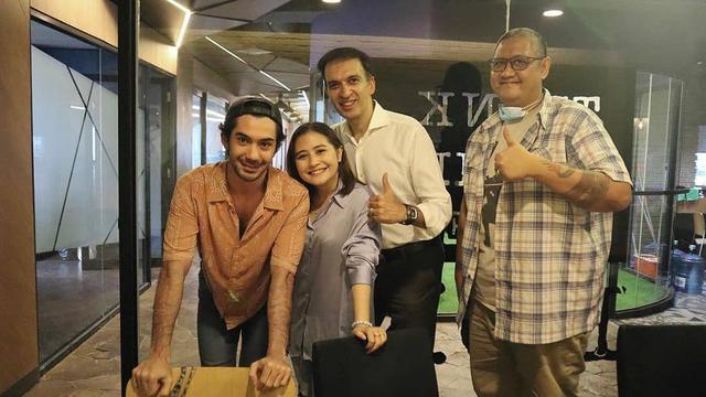 Pamer Cincin, Ini 7 Momen Kebersamaan Prilly Latuconsina dan Reza Rahadian