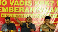 Komisioner KPK non-aktif Bambang Widjojanto (tengah) saat menjadi pembicara pada diskusi Quo Vadis KPK? Masa Depan Pemberantasan Korupsi di Jakarta, Senin (14/12/2015). Bambang hadir bersama Busyro Muqqodas. (Liputan6.com/Helmi Fithriansyah)