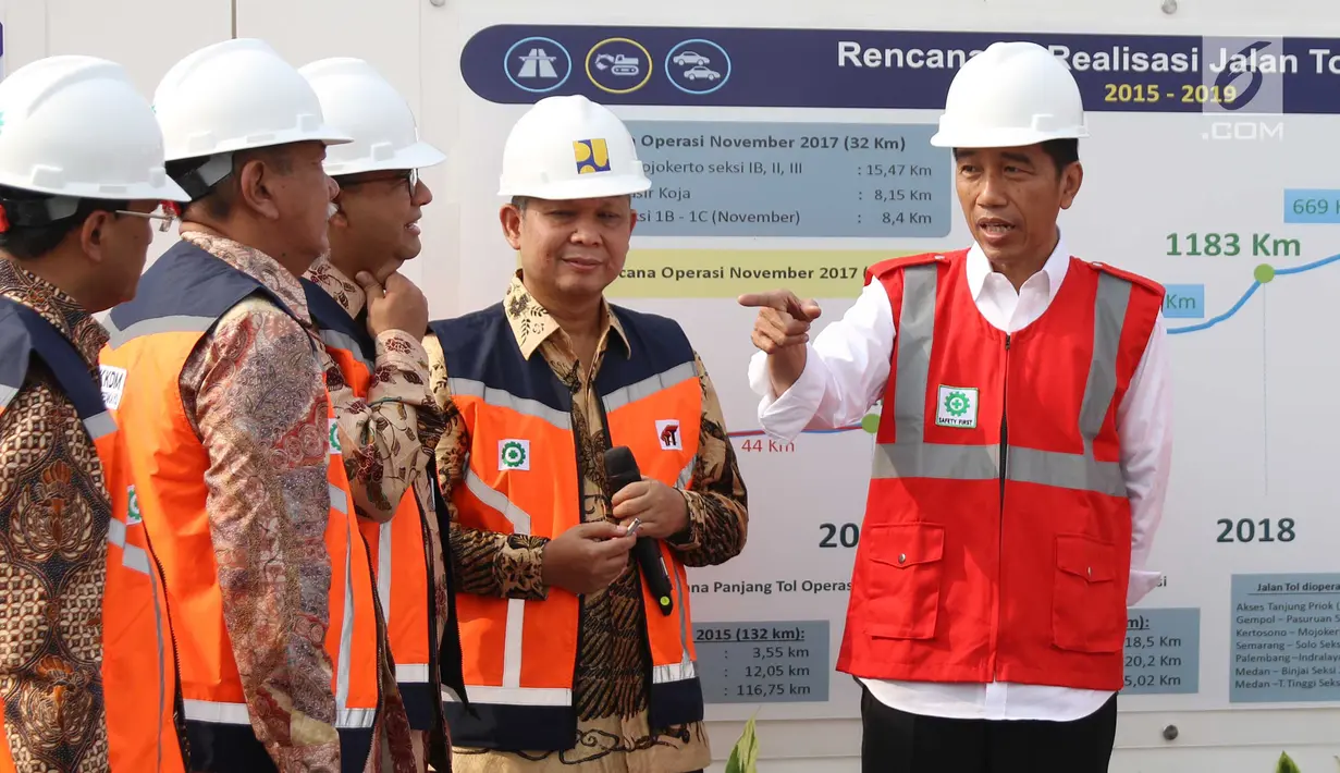 Presiden Joko Widodo (Jokowi) berbincang dengan Menhub Budi Karya Sumadi, Wagub Jawa Barat Deddy Mizwar dan Gubernur DKI Jakarta Anies Baswedan sebelum meresmikan jalan Tol Bekasi-Cawang-Kampung Melayu (Becakayu), Jumat (3/11). (Liputan6.com/Angga Yuniar)