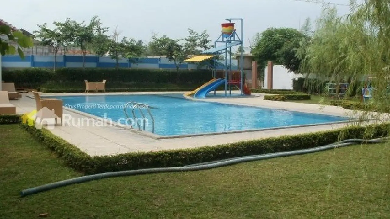 Rumah dekat kolam renang di Bekasi