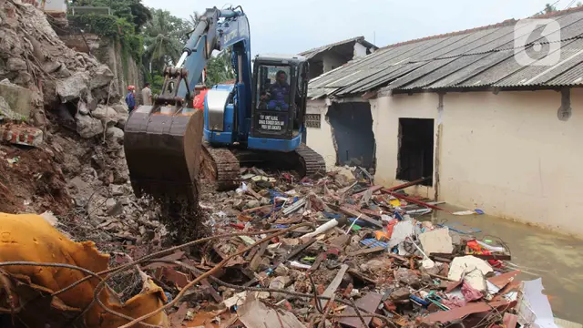 Alat Berat Keruk Tanah Longsor Ciganjur