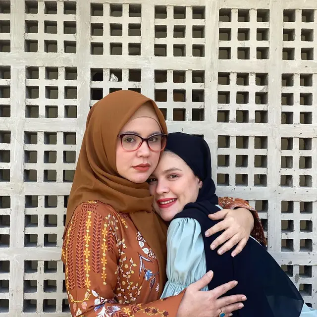Bersaudara, Ini 6 Potret Kebersamaan Istri Indra Bekti dan Komo Ricky