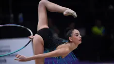 Pesenam Kazakhstan Alina Adilkhanova beraksi dengan hola hop dalam senam ritmik individual Asian Games 2018 di Jakarta, (28/8).  (AFP Photo/Lillian Suwanrumpha)