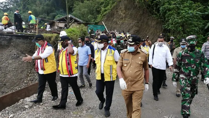 Wakil Menteri PUPR John Wempi Wetipo (JWW) meninjau lokasi ambruknya jembatan Waikaka yang berada di Kabupaten Seram Bagian Barat (SBB) Provinsi Maluku. (Dok Kementerian PUPR)