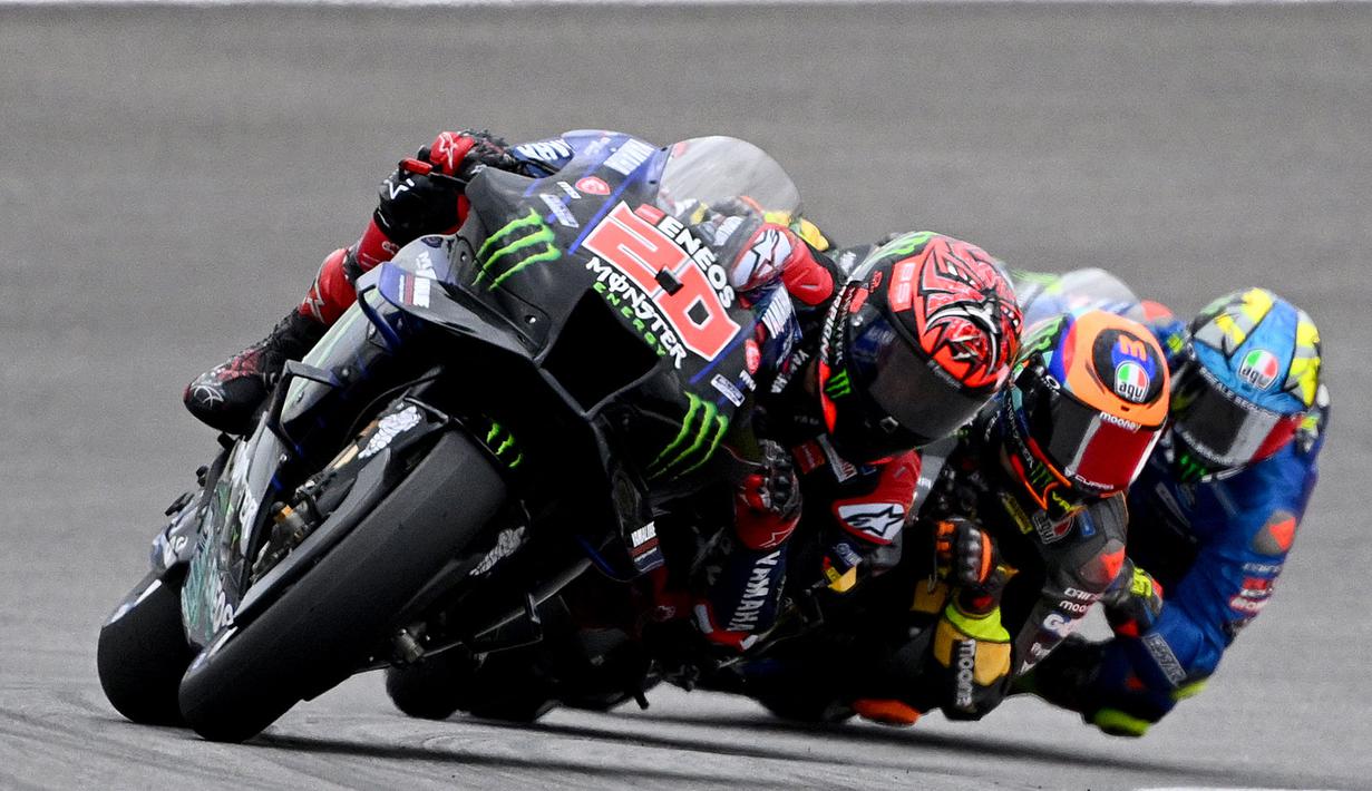<p>Fabio Quartararo tampil sangat baik pada balapan kali ini. Hanya beberapa lap awal balapan, ia langsung mengambil alih posisi pertama dari Joan Mir. (AFP/Gabriel Bouys)</p>