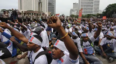 Massa dari Aliansi Mahasiswa Papua menggelar aksi unjuk rasa di Bundaran HI, Jakarta, Senin (1/12/2014). (Liputan6.com/Faizal Fanani) 