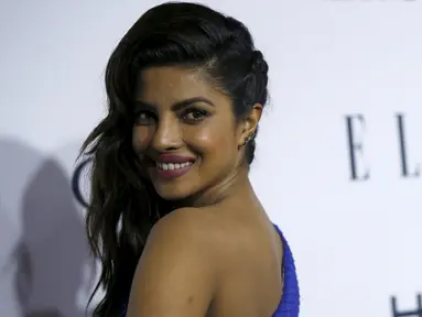 Aktris Priyanka Chopra saat menghadiri ELLE's 6th Annual Women In Television Dinner di Los Angeles, Rabu (20/1).  Miss World 2000 itu tampil cantik  mengenakan gaun biru one-shoulder. (REUTERS/Mario Anzuoni)