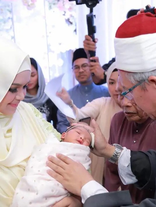 Penyanyi Siti Nurhaliza saat menggelar acara akikah anak pertama mereka, Siti Aafiyah. Sebelumnya saat mengunggah foto putrinya, Siti sempat mengatakan telah memberikan nama Fatimah Az-Zahra selama seminggu ini. (instagram.com/ctdk)
