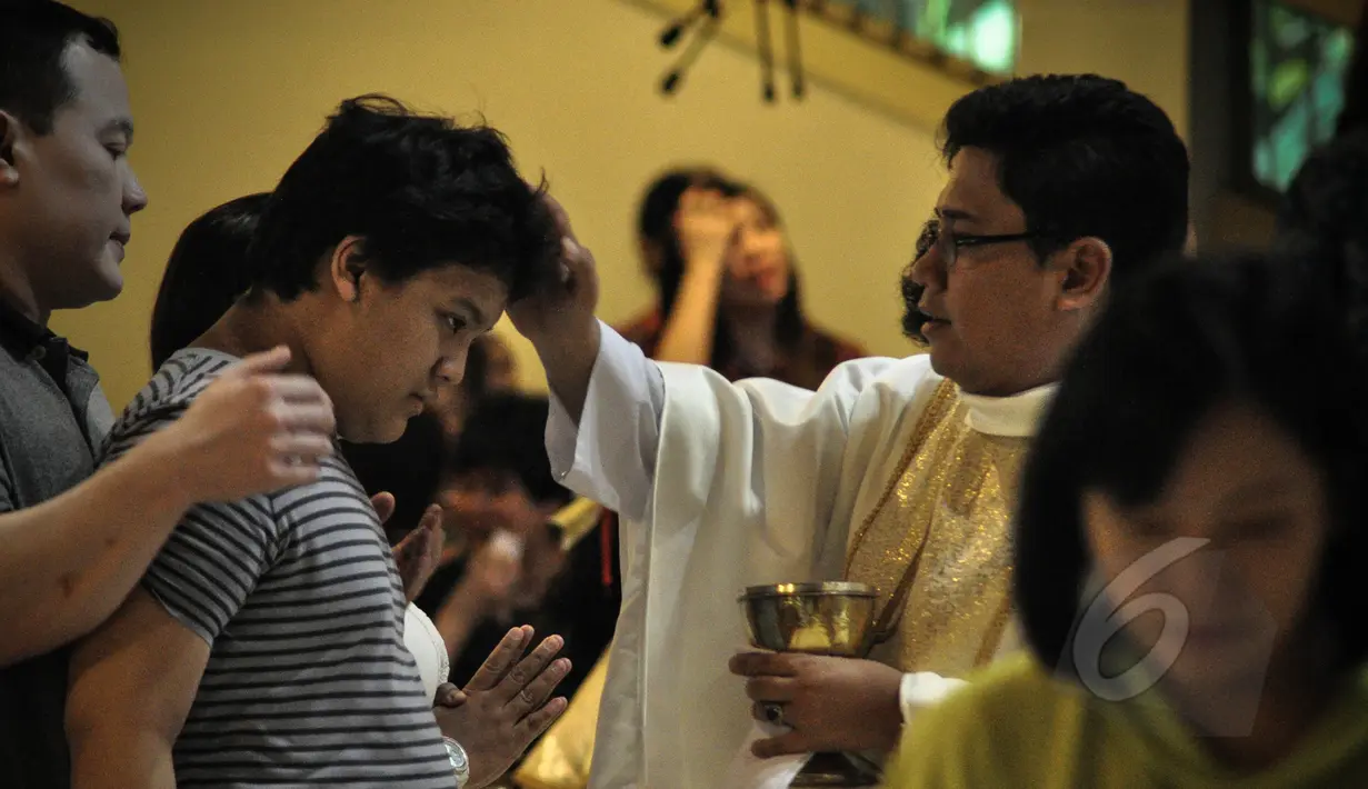 Anak berkebutuhan khusus atau penyandang difabel melakukan misa Paskah didampingi  keluarga di Gereja Santo Ignatius, Jakarta, Minggu (5/4). Misa hari ini diperuntukan bagi anak difabel agar menjalani ibadah dengan kushuk. (Liputan6.com/Faizal Fanani)