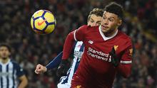 Gelandang Liverpool, Alex Oxlade-Chamberlain mengejar bola pada laga pekan ke-17 Premier League menjamu West Bromwich Albion di Stadion Anfield, Rabu (13/12). Liverpool dibuat frustrasi dengan pertahanan West Brom dan berimbang 0-0. (Paul ELLIS / AFP)
