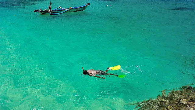 Pesona Keindahan Pantai Perawan Teluk Hijau Banyuwangi