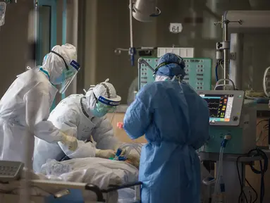 Petugas medis dari Provinsi Jiangsu bekerja di sebuah bangsal ICU Rumah Sakit Pertama Kota Wuhan di Wuhan, Provinsi Hubei, 22 Februari 2020. Para tenaga medis dari seluruh China telah mengerahkan upaya terbaik mereka untuk mengobati para pasien COVID-19 di rumah sakit tersebut. (Xinhua/Xiao Yijiu)