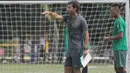 Saddil Ramdani (kanan) menyimak arahan pelatih timnas Indonesia, Luis Milla pada sesi latihan di Lapangan ABC Senayan, Jakarta (21/2/2018). Latihan ini merupakan persiapan Asian Games 2018.  (Bola.com/Nick Hanoatubun)