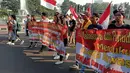 Aliansi Mahasiswa dan Pemuda Cinta NKRI membentangkan sejumlah spanduk berisi pesan ajakan untuk mendukung KPU dan Bawaslu pasca Pilpres 2019 saat car free day (CFD) di kawasan Thamrin, Jakarta, Minggu (19/5/2019). (Liputan6.com/Faizal Fanani)