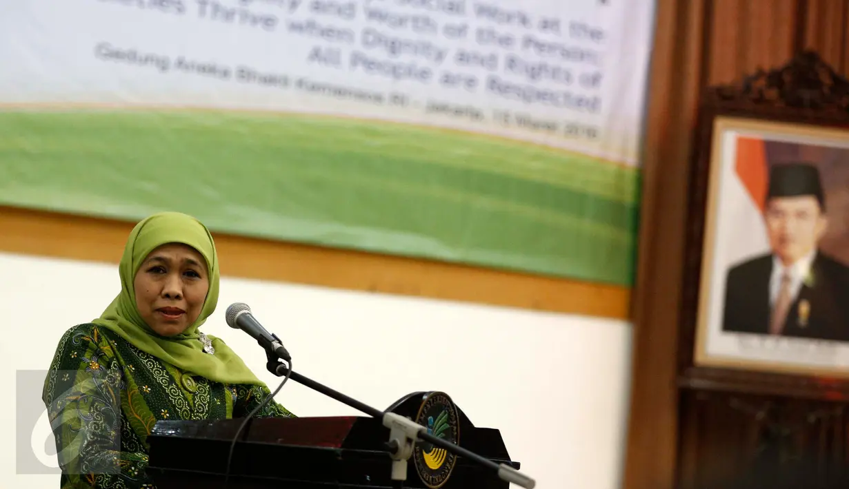 Mensos Khofifah Indar Parawansa memberi paparan dalam seminar internasional bertajuk "Pekerja Sosial Profesi Terdepan Memperjuangkan Hak-Hak dan Martabat Manusia" dalam rangka Hari Pekerja Sosial di Jakarta, Selasa (16/3). (Liputan6.com/Faizal Fanani)