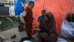 Ratusan ribu orang terpaksa mengungsi dan tinggal di tenda-tenda tidak layak huni. (BASHAR TALEB/AFP)