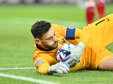 Seluruh 32 kontestan di putaran Piala Dunia 2022 Qatar tentu akan mengirimkan para pemain tebaiknya untuk berlaga di edisi ke-22 pesta sepak bola empat tahunan paling akbar sejagat tersebut. Tak terkecuali 4 negara yang tergabung di Grup D yang berisikan Prancis, Denmark, Australia dan Tunisia. Meski skuad resmi baru akan diumumkan pada 15 November 2022, namun para pemain aktif yang kaya pengalaman pasti akan diprioritaskan. Seperti 4 pemain berikut dengan jumlah caps terbanyak bagi masing-masing tim dan sama-sama dipercaya menjadi kapten tim. (AFP/Joe Klamar)