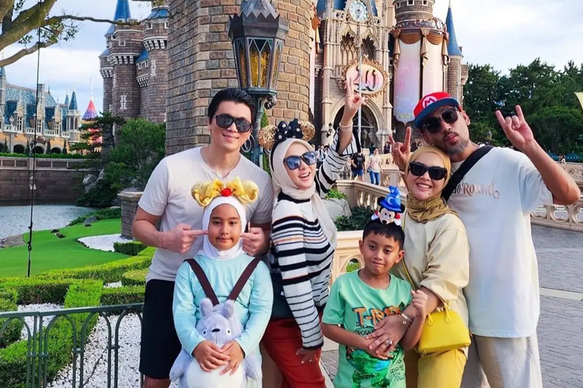 Potret Syahrini Liburan Bareng Ponakan ke Disneyland Tokyo Ini Seru Banget
