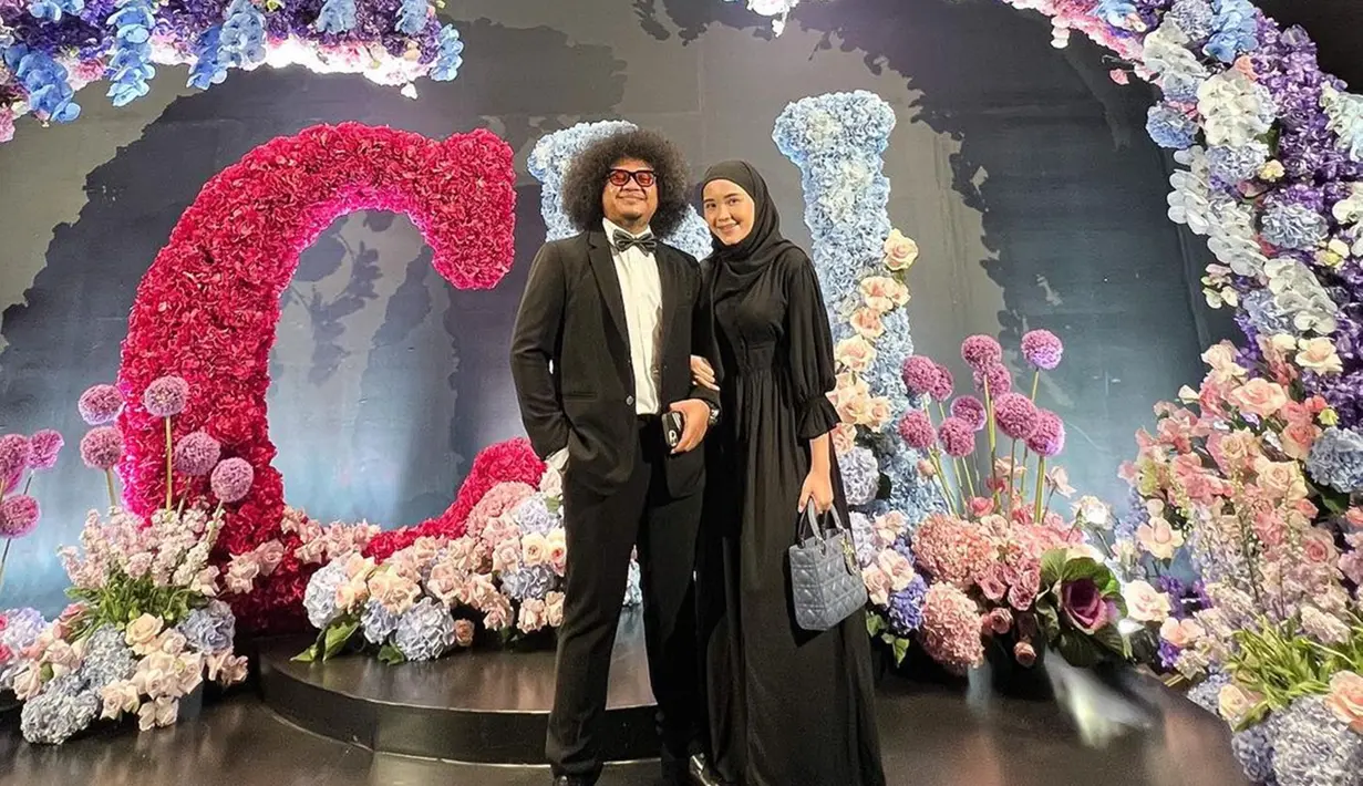 Pemilik nama lengkap Priya Prayogha Pratama ini sangat serasi bersama istri. Keduanya selalu tampil kece dengan balutan busana yang elegan. Serba hitam membuat keduanya terlihat sangat kompak dan mesra. (Liputan6.com/IG/babecabiita)