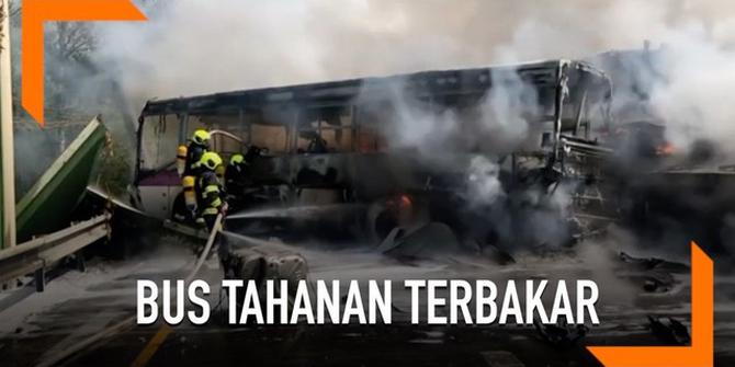 VIDEO: Bus Tahanan Terbakar di Jalan Tol Praha