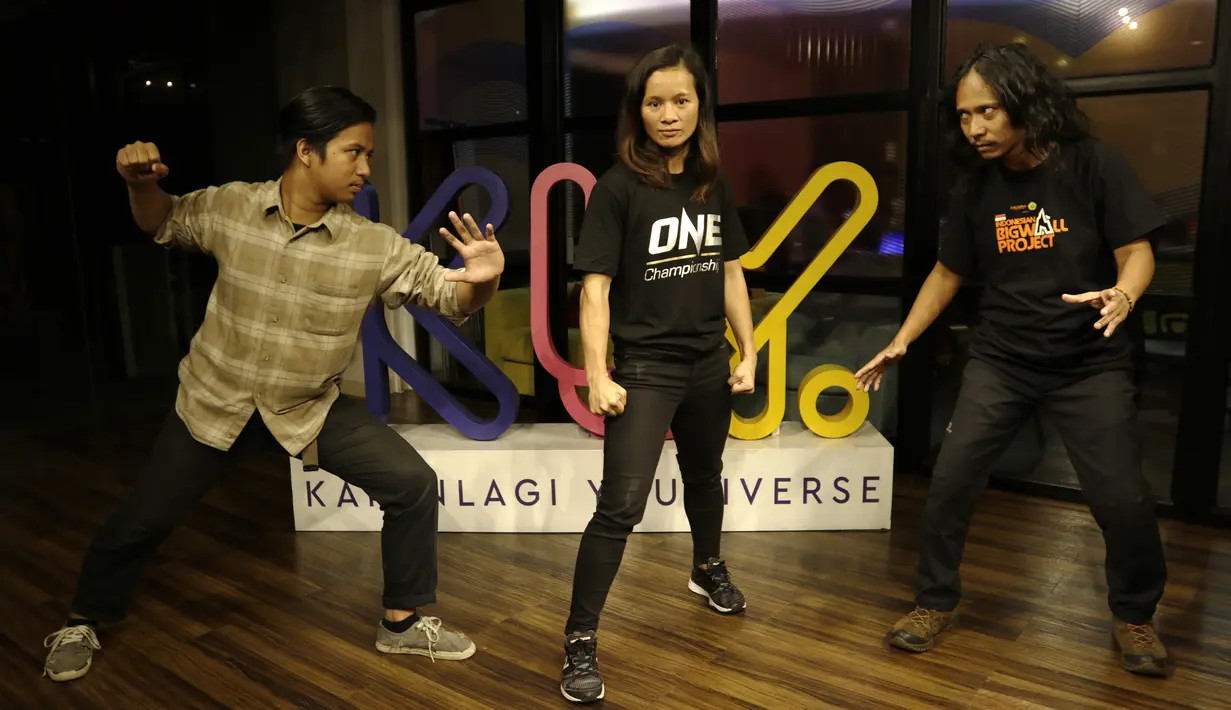 Petarung MMA, Priscilla Lumban Gaol, berpose saat kunjungan ke kantor redaksi KLY di Jakarta, Jumat (18/1). Dirinya akan bertarung pada laga One Championship pada Sabtu (19/1) di Istora Senayan. (Bola.com/Yoppy Renato)