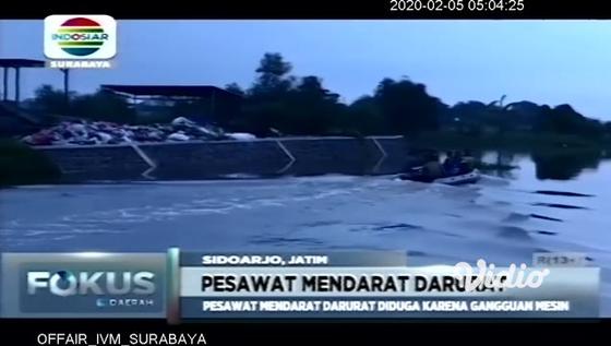 VIDEO: Pesawat Latih AL Mendarat Darurat di Area Tambak Sidoarjo