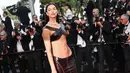 Model cantik Rusia, Irina Shayk, tiba untuk pemutaran film "Firebrand" selama Festival Film Cannes edisi ke-76 di Cannes, Prancis selatan, pada Minggu (21/5/2023). (Photo by Patricia DE MELO MOREIRA / AFP)