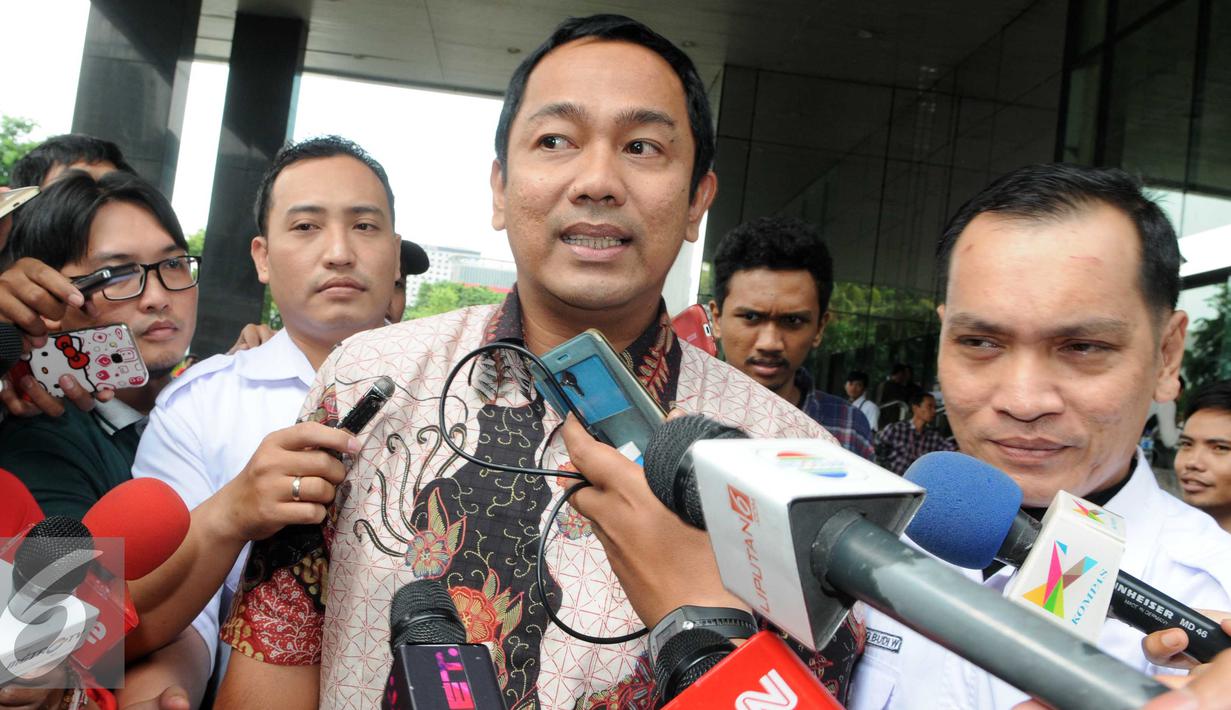 Wali Kota Semarang, Hendra Prihadi menjawab pertanyaan wartawan usai menjalani pemeriksaan oleh KPK, Jakarta, Selasa, (16/2). Hendra diperiksa sebagai saksi dugaan suap anggaran Kemenpupera. (Liputan6.com/Helmi Afandi)