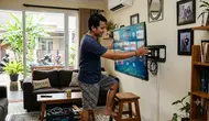 Cara Memasang TV di Dinding Sendiri dengan Aman untuk Dinding Bata hingga Gypsum