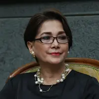 36 tahun pasangan Widyawati dan suami menjalani bahtera rumah tangga. Sampai pada akhirnya maut yang memisahkan keduanya. Sophan mengalami kecelakaan motor dan merenggut jiwanya. (Andy Masela/Bintang.com)