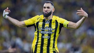 Pemain depan Ittihad asal Prancis bernomor punggung 09, Karim Benzema, merayakan golnya selama pertandingan Liga Pro Saudi antara Al-Ittihad dan Al-Nassr di King Abdullah Sports City di Jeddah pada tanggal 6 Desember 2024. (AFP)