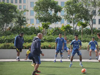 Persib Bandung menggelar latihan ringan di kompleks hotel tempat mereka menginap, Minggu (18/10/2015) jelang lawan Sriwijaya FC di Final Piala Presiden 2015. (Bola.com/Vitalis Yogi Trisna)