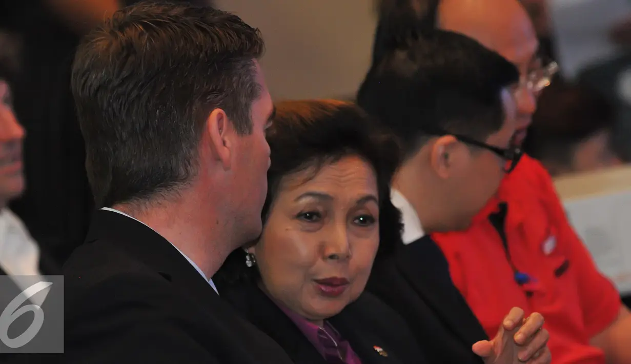 Ketua Umum KOI, Rita Subowo berbincang dengan Paul Erick Hoyer saat menghadiri acara total world championships 2015 di Jakarta, Selasa (28/7/2015). Turnamen diselengarakan pada 10 - 16 agustus mendatang di istora senayan. (Liputan6.com/Herman Zakharia)