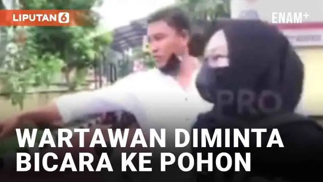 Insiden ketegangan terekam kamera wartawan saat hendak meliput di Polsek Kembangan, Jakarta Barat. Seorang pria berkemeja putih diduga anggota Polsek Kembangan mengalihkan pembicaraan. Ia menunjuk arah taman dan meminta wartawan berbicara kepada poho...