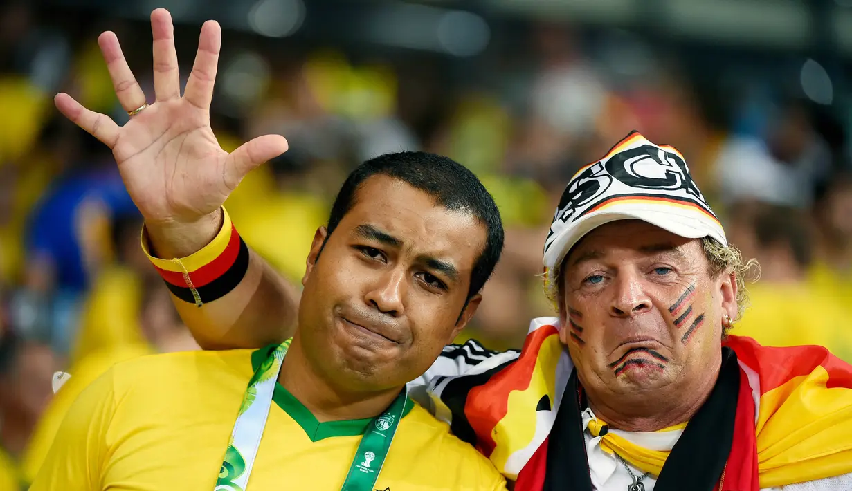 Suporter Brasil dan suporter Jerman pada laga semifinal Piala Dunia 2014 di Stadion The Mineirao (8/7/2014). Jerman menang 7-1 atas Brasil. (AFP/Fabrice Coffrini)