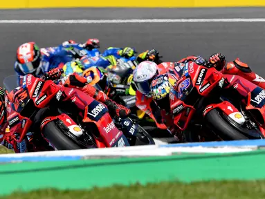 Pebalap Ducati Lenovo, Francesco Bagnaia (kiri)&nbsp;memacu motornya saat MotoGP Australia 2022 yang berlangsung di Sirkuit Phillip Island pada Minggu (16/10/2022) pagi WIB. (AFP/Paul Crock)