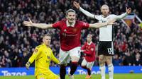 Gelandang Manchester United (MU) Marcel Sabitzer berselebrasi setelah mencetak gol kedua timnya ke gawang Fulham pada perempat final Piala FA 2022/2023 di Old Trafford, Senin (20/3/2023). (AP Photo/Jon Super)