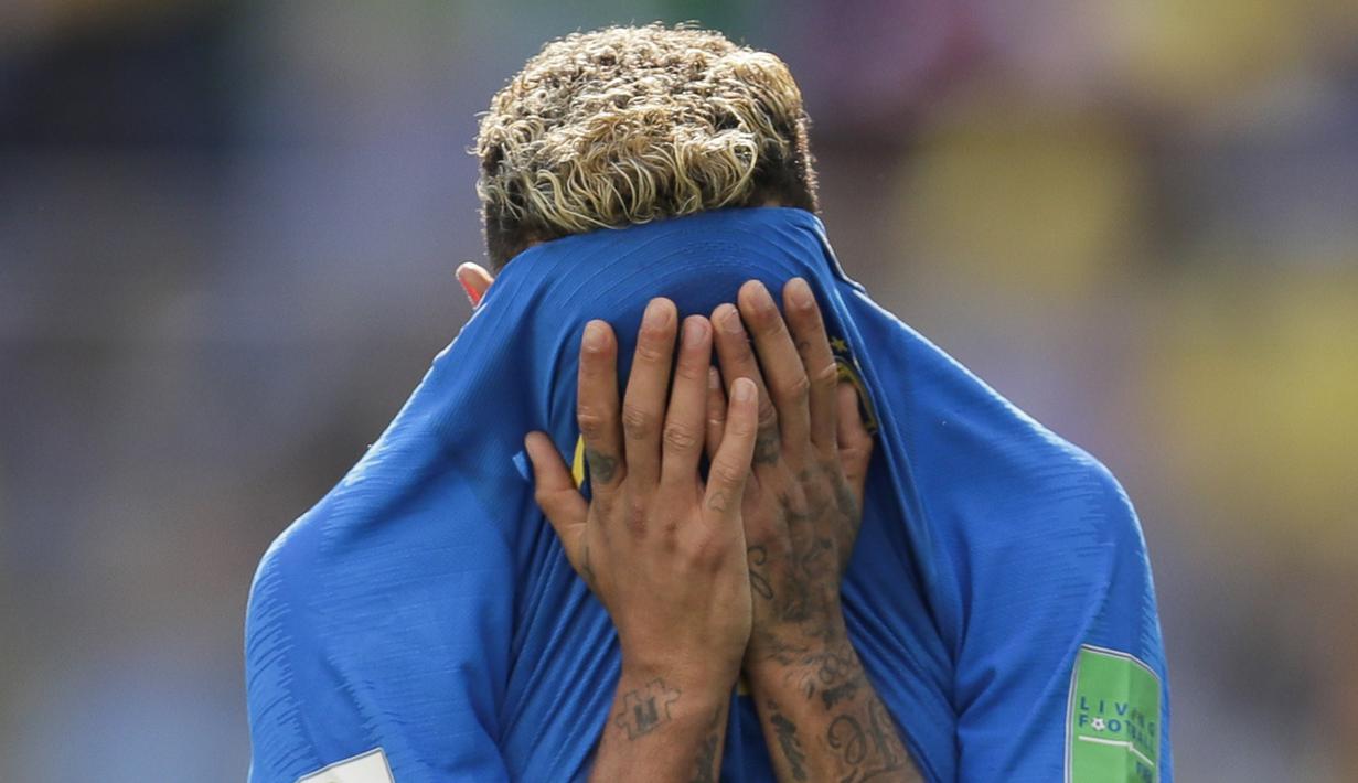 Striker Brasil, Neymar, menangis usai mengalahkan Kosta Rika pada laga grup E Piala Dunia di Stadion Krestovsky, St Petersburg, Jumat (22/6/2018). Pada laga ini Neymar berhasil mencetak gol perdana Piala Dunia 2018. (AP/Dmitri Lovetsky)