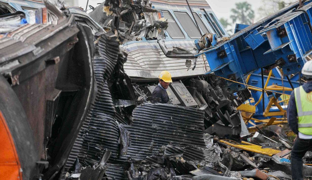 Jatuhnya crane atau derek proyek tersebut juga menyebabkan rangkaian kereta anjlok serta terbakar. Tampak dalam foto, tim penyelamat bekerja di tengah reruntuhan setelah sebuah crane atau derek konstruksi jatuh menimpa kereta penumpang di provinsi Nakhon Ratchasima, Thailand, Rabu 14 Januari 2026. (AP Photo/Sakchai Lalit)