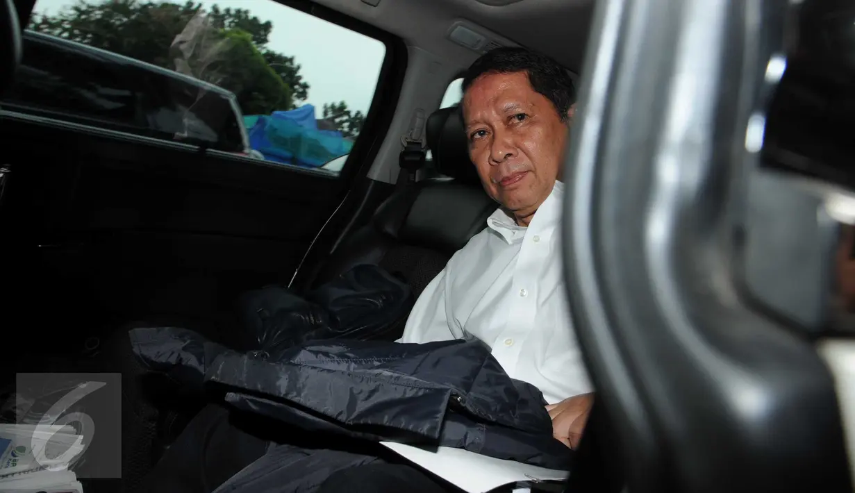 RJ Lino memasuki mobil yang menjemputnya usai menjalani pemeriksaan di Bareskrim, Jakarta, Kamis (28/1/2016). RJ Lino diperiksa untuk kelima kalinya sebagai saksi perkara dugaan korupsi pengadaan mobile crane. (Liputan6.com/Helmi Affandi)