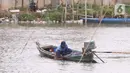 Nelayan tengah mencari cacing sutra di sungai cisadane Tangerang, Senin (30/11/2020). Cacing sutra tersebut memiliki nilai ekonomis bagi para nelayan yang nantinya akan di jual untuk pakan ikan hias dan kosmetik. (Liputan6.com/Angga Yuniar)