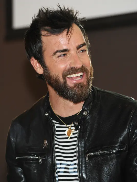 Menikmati malam minggu bersama, Jenn dan Justin mendapat perhatian orang-orang sekitar, kemesraan mereka terlihat saat jalan memasuki area restoran sambil bergandengan tangan. (AFP/Bintang.com)