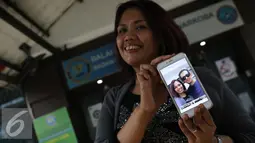 Elly Sugigi menunjukkan foto bersama Jupiter pada saat menjenguk Jupiter di BNN, Jakarta, Kamis (12/05). Polisi menangkap Jupiter Fortissimo di sebuah tempat karaoke di Jakarta Barat, Selasa dinihari, 10 Mei 2016. (Liputan6.com/Herman Zakharia)