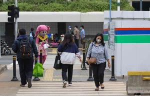 Pejalan kaki menyeberang di zebra cross di kawasan Jalan Mh Thamrin, Jakarta, Rabu (25/5/2022). Kawasan Jabodetabek memberlakukan PPKM Level 1 mulai 24 Mei selama dua pekan mendatang. Selama kebijakan berlaku, karyawan di perusahaan sektor non esensial diperbolehkan bekerja dari kantor atau work from office (WFO) dengan kapasitas 100 persen. (Liputan6.com/Herman Zakharia)