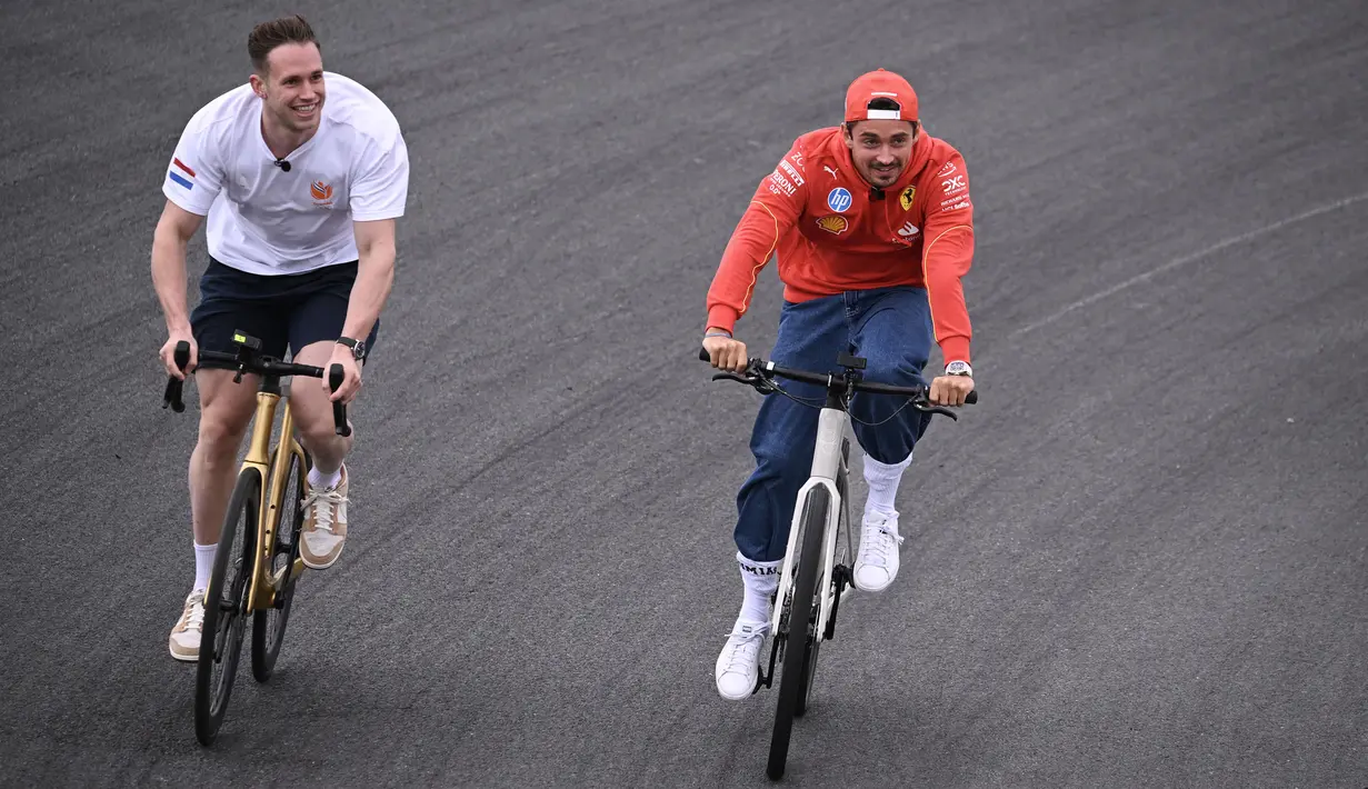 Pembalap Ferrari, Charles Leclerc (kanan) bersepeda bareng atlet balap sepeda track Belanda, Harrie Lavreysen menjelang Formula 1 GP Belanda di Sirkuit Zandvoort, Kamis (22/08/2024) waktu setempat. (AFP/John Thys)