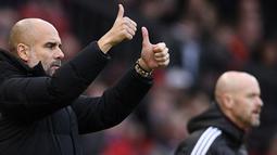 Manajer Manchester City memberikan instruksi kepada pemainnya dari pinggir lapangan dalam pertandingan  lanjutan Liga Inggris 2022/2023 melawan Manchester United yang berlangsung di Old Trafford, Sabtu (14/1/2023). Awalnya Pep merasa senang dengan taktik yang ia mainkan sehingga bisa meredam serangan lawan dan bisa mencetak gol pada menit ke-60. (AFP/Oli Scarff)